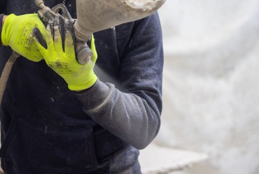 Detaliul pe care nu-l vezi, dar îți ține fațada impecabilă: pregătirea profilelor din fabrică