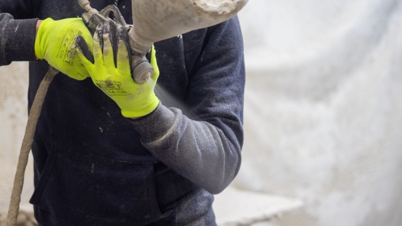 Detaliul pe care nu-l vezi, dar îți ține fațada impecabilă: pregătirea profilelor din fabrică